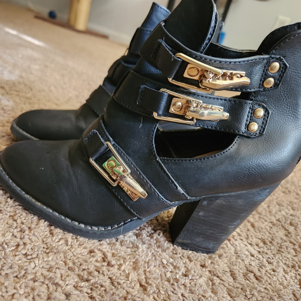 Women 8.5 Black ankle boots